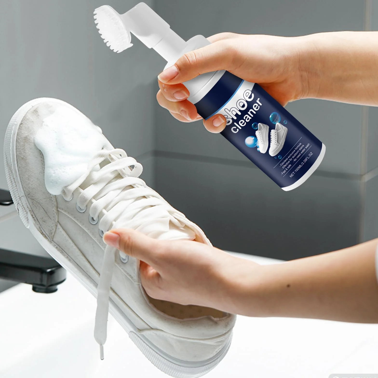 Środek do czyszczenia butów typu sneaker, białe buty ze zintegrowaną szczotką do sneakersów, pianka do usuwania plam i zabrudzeń, środek do czyszczenia butów sportowych